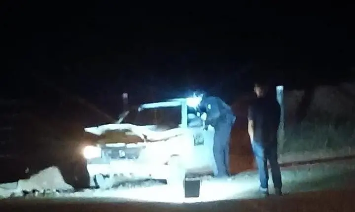 Criança de 2 anos morre após carro tombar em estrada rural; pai é preso
