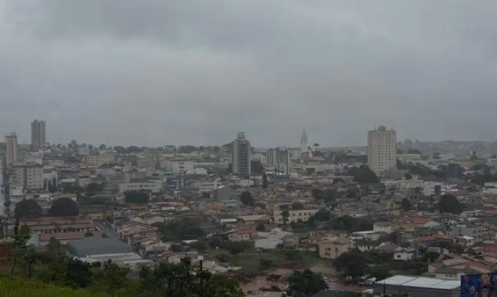 Defesa Civil de Araxá alerta para chuvas intensas e risco de deslizamentos durante o feriado de Finados