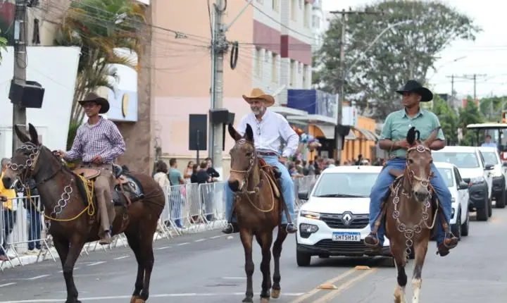 Desfile Cívico-Militar reúne cerca de 15 mil pessoas e encerra Semana da Pátria em Araxá