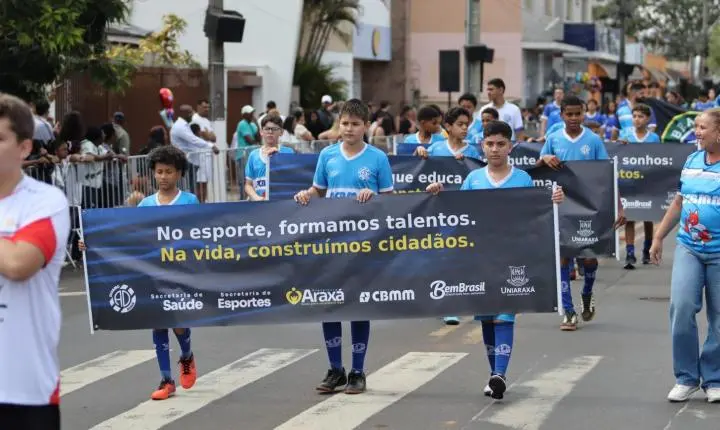 Desfile Cívico-Militar reúne cerca de 15 mil pessoas e encerra Semana da Pátria em Araxá
