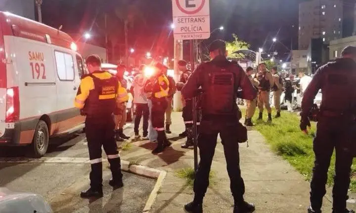 Esfaqueada com o filho no colo: mulher é atacada em frente a shopping