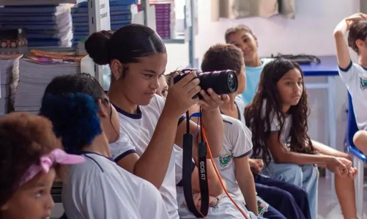Estudantes da rede municipal transformam rotina do bairro em exposição fotográfica no Fliaraxá