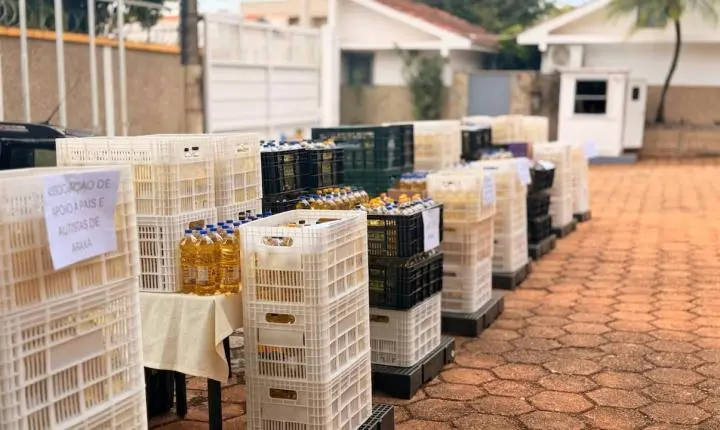 Fenadoces realiza primeira entrega de óleo arrecadado na troca solidária para o show do Biquini Cavadão