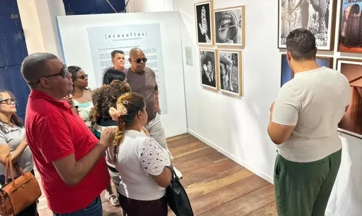 Grupo de pessoas com deficiência visual visita a exposição “Ecosofias” no Museu Dona Beja