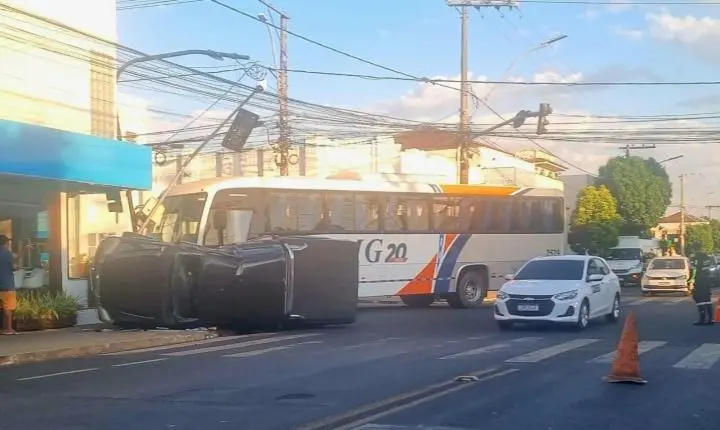 Homem de 76 anos fica ferido após colisão entre caminhonete e ônibus em Araxá