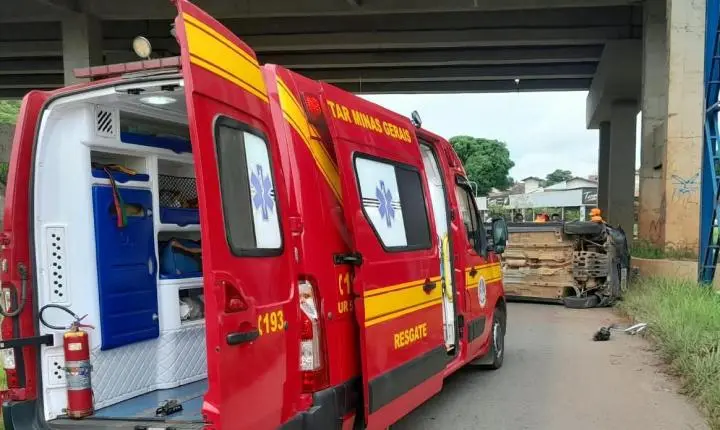 Homem e criança ficam feridos após capotamento na Avenida Dâmaso Drummond, em Araxá