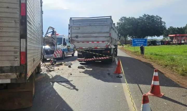 Homem morre e outro fica gravemente ferido após colisão entre caminhões na MGC-452