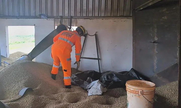  Homem morre soterrado por grãos de café após estrutura desabar entre Araxá e Ibiá