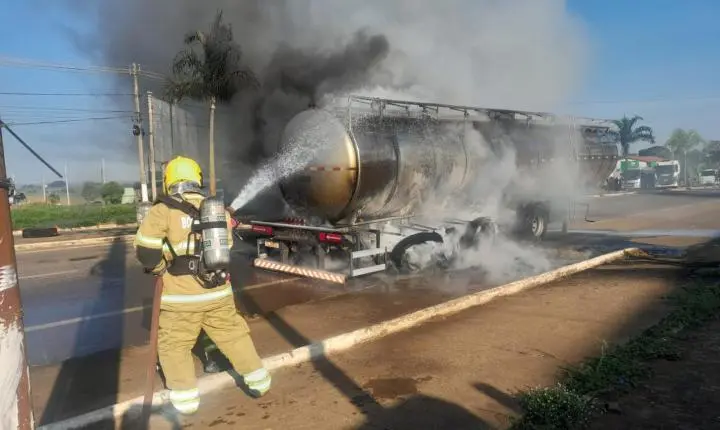 Incêndio atinge carreta com 37 mil litros de leite em Araxá