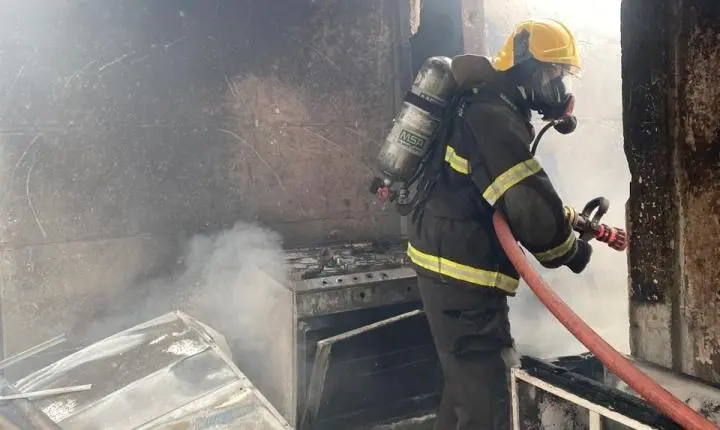 Incêndio destrói parte de residência e mobiliza Bombeiros no bairro São Geraldo, em Araxá