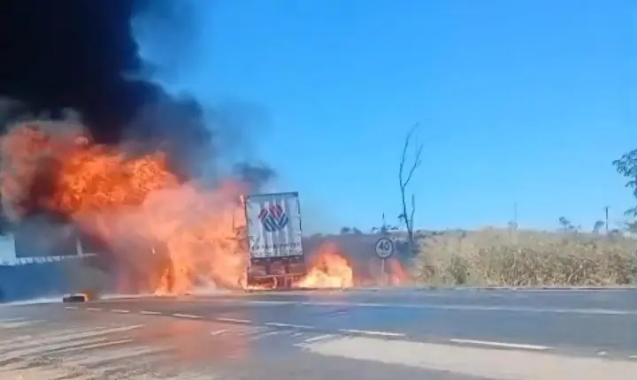 Incêndio em carreta na BR-262
