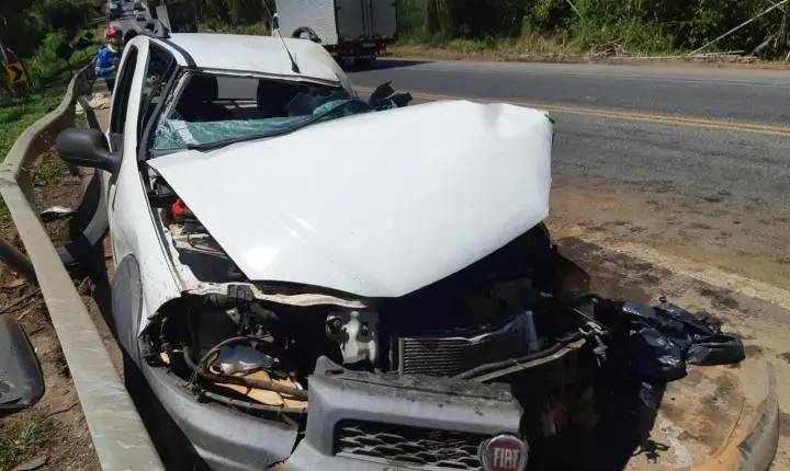 Jovem de 22 anos morre após colisão entre caminhonete e carreta na BR-262