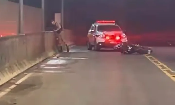 Motociclista fica em estado grave após bater em mureta de viaduto em Araxá