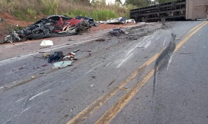 Motorista de guincho morre em acidente com três veículos na BR-262