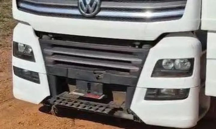 Motorista é preso na MG-428 após polícia descobrir mecanismo para ocultar placa de caminhão