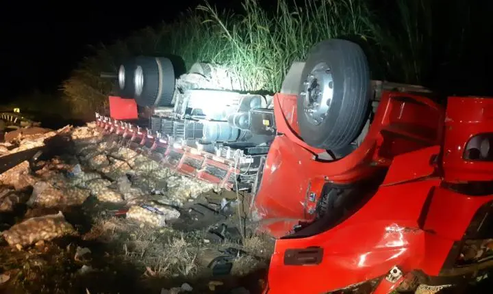 Motorista fica gravemente ferido após tombamento na BR-262