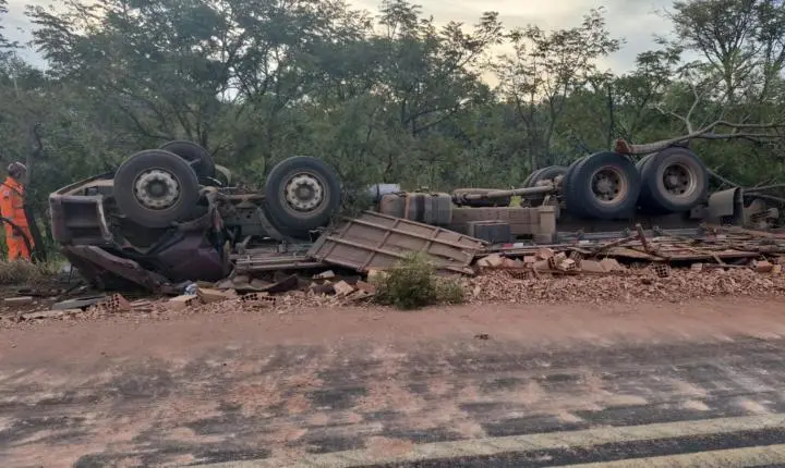 Motorista morre após caminhão carregado com tijolos capotar na MG-428