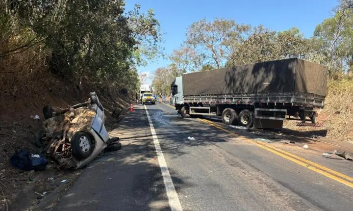 Motorista morre após colisão frontal entre carro e caminhão na MGC-452