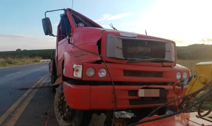 Motorista morre e BR-146 fica interditada por mais de 33 horas após tombamento de carreta em Serra do Salitre