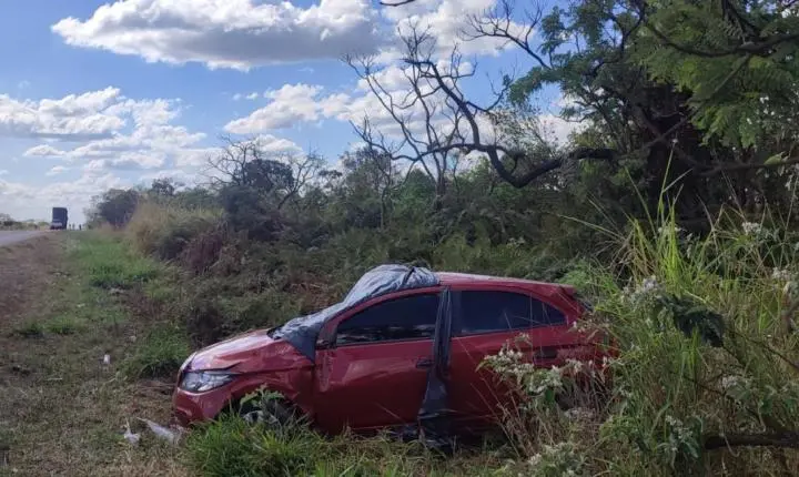 Mulher morre e homem fica ferido em colisão entre carro e carreta na BR-262
