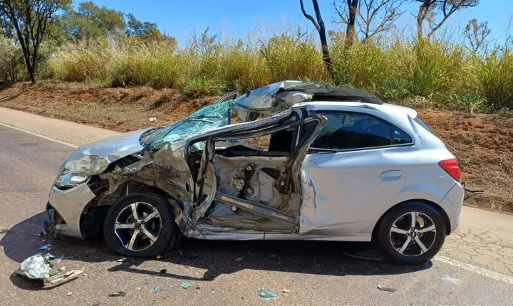 Mulher morre em colisão frontal entre carro e caminhão na BR-262