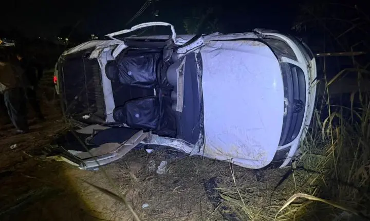 Passageiro morre após picape capotar em ribanceira na BR-262 em Nova Serrana