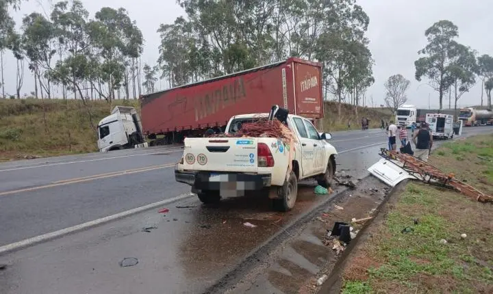 Passageiro morre e motorista fica gravemente ferido após colisão na BR-262