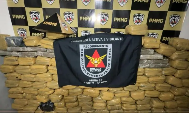Polícia Militar apreende sete malas de maconha em veículos que seguiam para BH