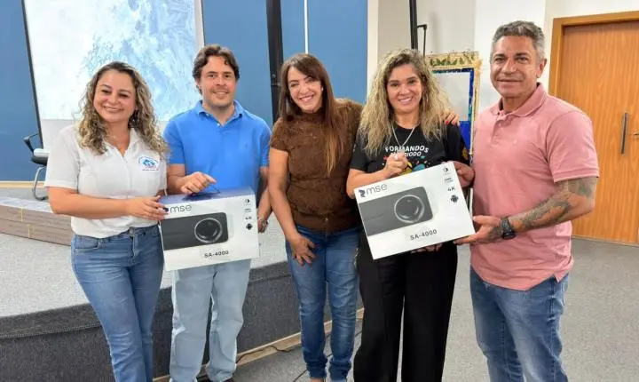 Prefeitura de Araxá entrega novos equipamentos tecnológicos para escolas municipais