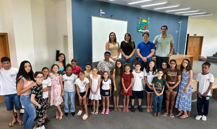 Prefeitura de Araxá entrega novos óculos a 27 estudantes da rede municipal de ensino