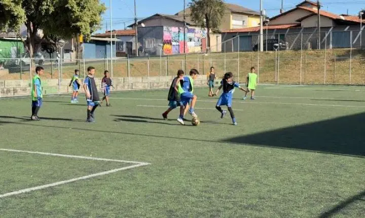 Prefeitura de Araxá oferece aulas gratuitas de futebol para crianças e adolescentes; inscrições estão abertas