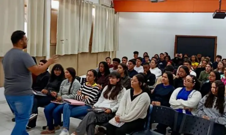 Prefeitura de Araxá promove workshops sobre primeiro emprego e alistamento militar nas escolas de ensino médio