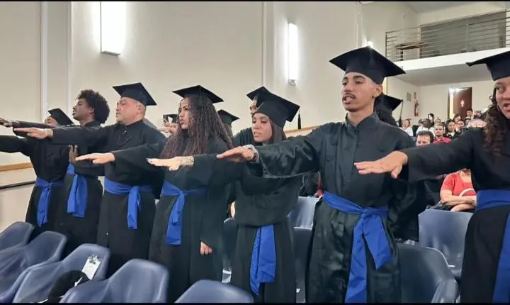 Prefeitura de Araxá realiza cerimônia de formatura de alunos da Educação de Jovens e Adultos do CAIC