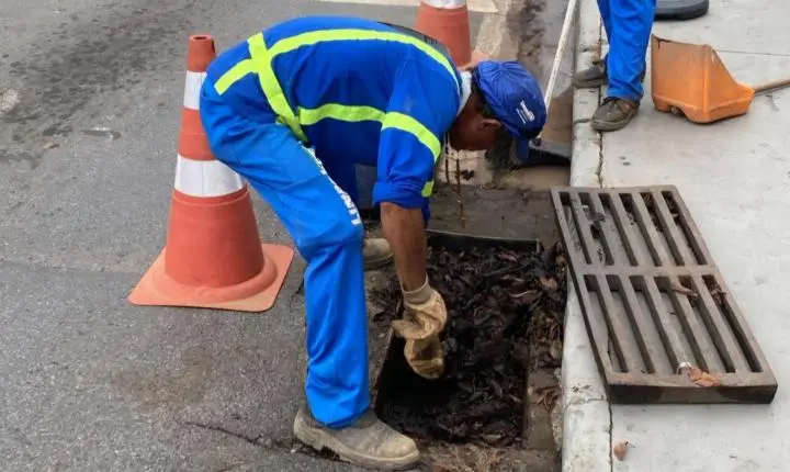 Prefeitura inicia limpeza preventiva de bueiros antes do período chuvoso