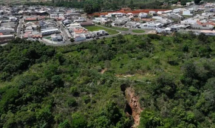 Prefeitura inicia obra de drenagem para conter avanço de erosão no bairro Jardim Europa V