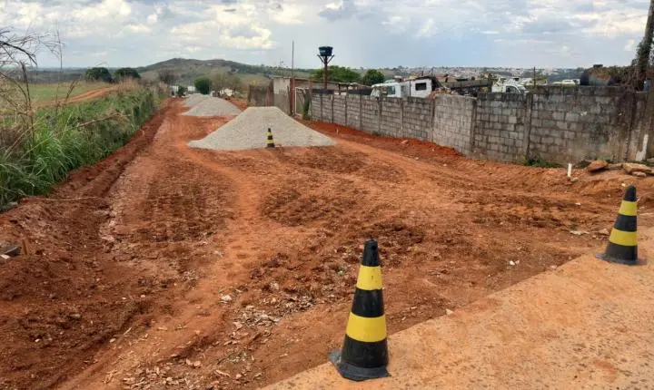 Prefeitura inicia obra de pavimentação da Rua Professora Júlia Hordones no bairro Santa Mônica