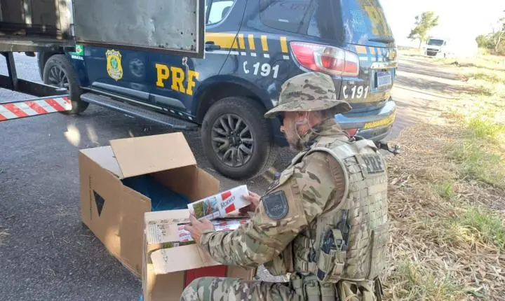PRF apreende 75 mil maços de cigarros após fuga perigosa e caminhão abandonado em movimento na BR-262