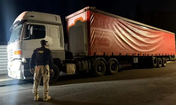 PRF apreende caminhão abandonado e com placas adulteradas na BR-262