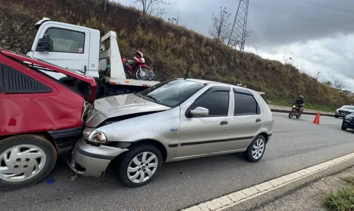 PRF atende engavetamento entre três carros e motocicleta na BR-262