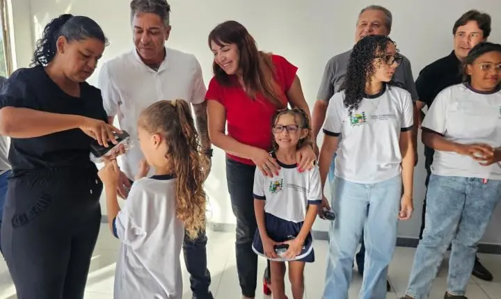 Programa Miguelim realiza nova entrega de óculos para estudantes da rede pública em Araxá