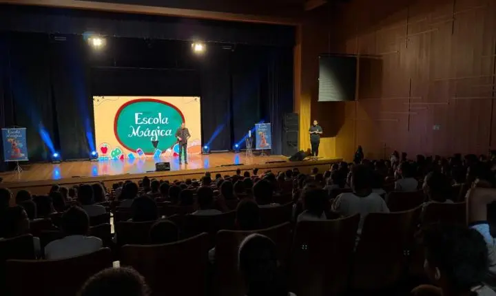 Projeto Escola Mágica reúne mais de mil alunos da Rede Municipal em espetáculo de ilusionismo
