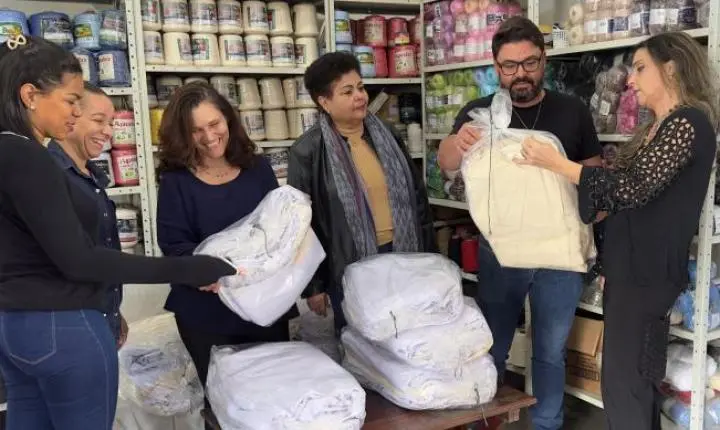 Projeto Teia Sustentável: Fundação Cultural entrega cobertores de tecidos reaproveitados à Equoterapia Prosseguir