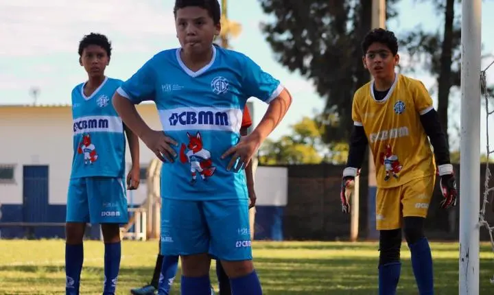 Projetos Lobinho Transformando Vidas e Ferrocarril promovem tarde de integração esportiva no CT do Dínamo