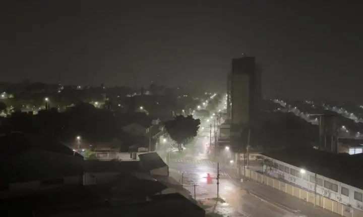 Temporal com ventos fortes atinge Araxá; previsão indica mais chuva nos próximos dias
