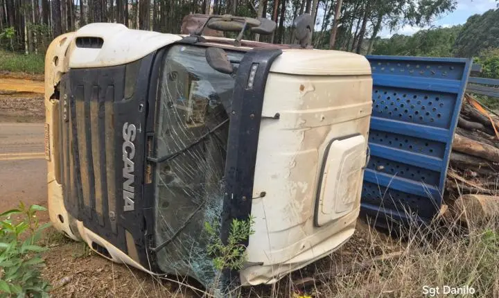 Tombamento de rodotrem carregado com madeira interdita MGC-146 por quase cinco horas em Tapira
