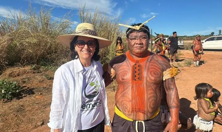 UMA AVENTURA NO XINGU. ESCRITORA DE ARAXÁ LANÇA LIVROS EM ALDEIA INDIGENA NO MATO GROSSO