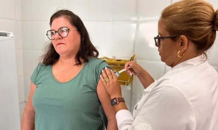 Vacinação itinerante leva imunização contra a gripe para mais perto da população em Araxá