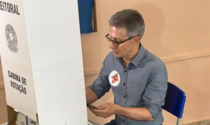 Zema vota com celular na cabine em Araxá e caso vai para investigação