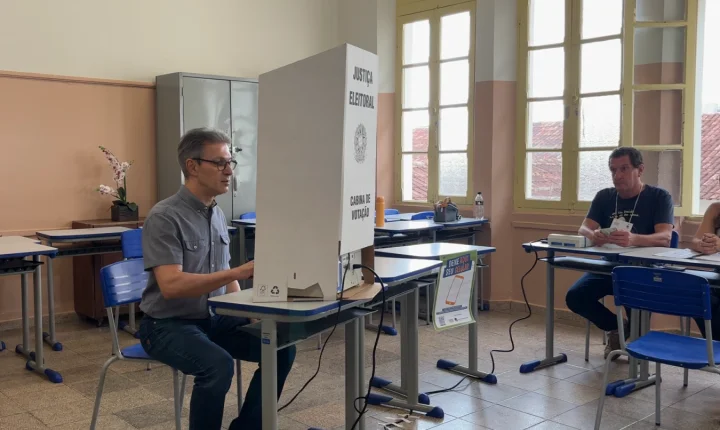 Zema vota em Araxá, defende medidas impopulares e diz pensar no futuro